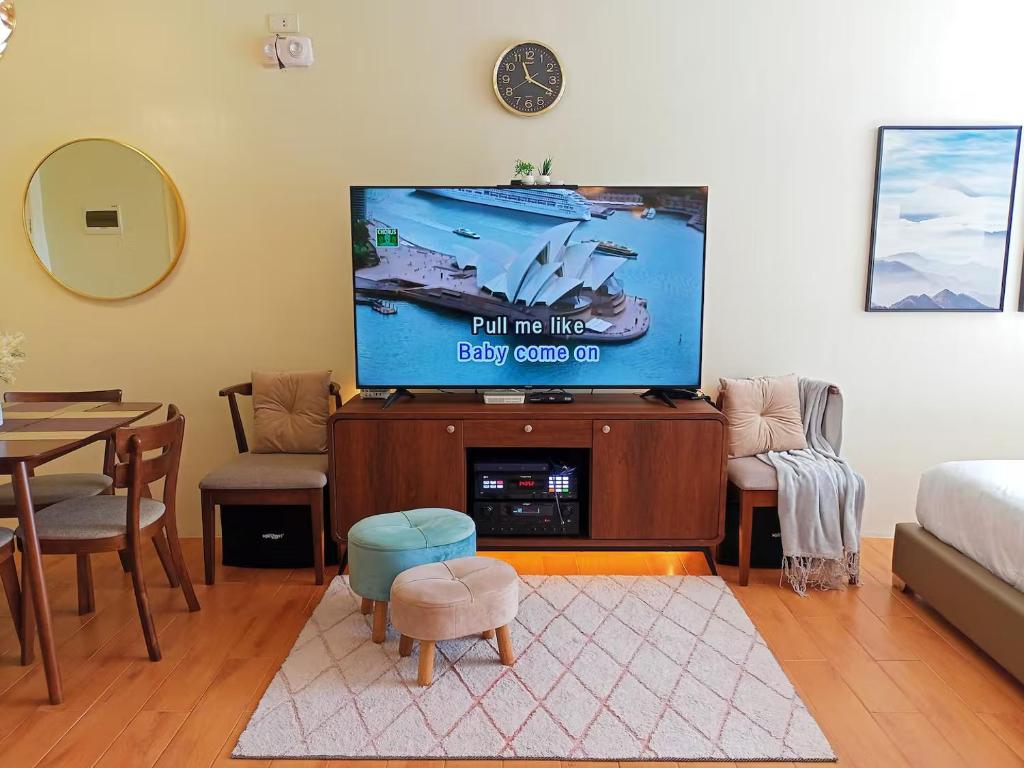 TV a/nebo společenská místnost v ubytování Spacious 36sqm Studio with 65" TV Netflix Karaoke and Pool Access Near Airport and Samal Ferry