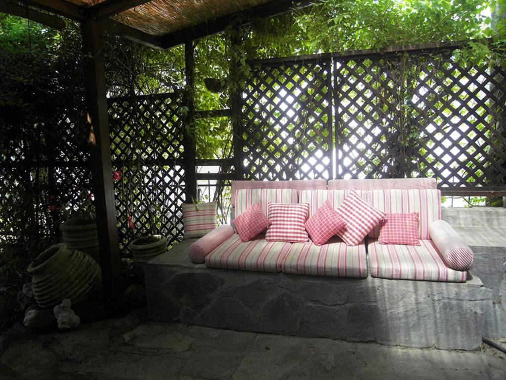ポリフロノにあるCharming Maisonetteのピンクと白のソファ(ピンクの枕付)