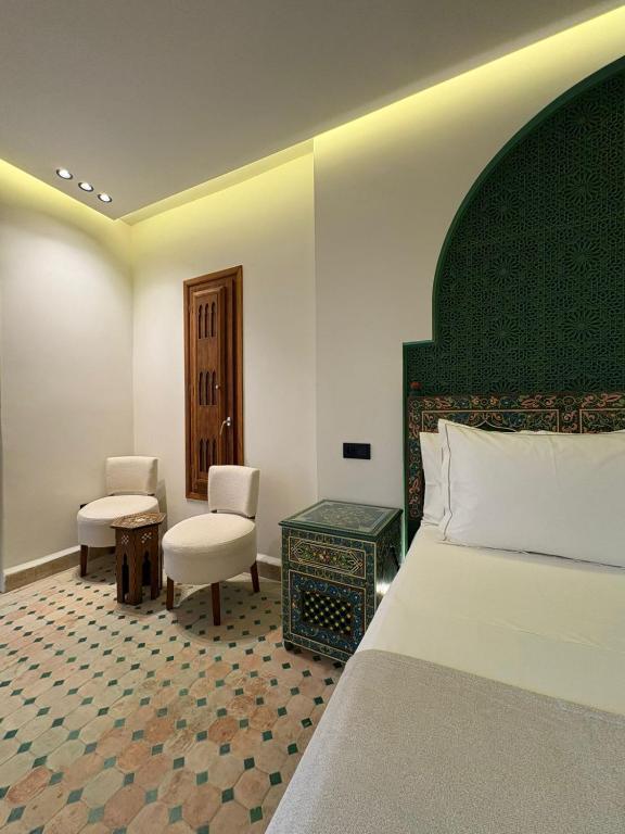 سرير أو أسرّة في غرفة في Dar Chams Tanja