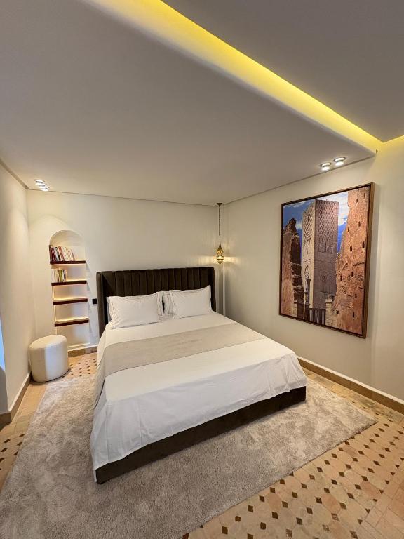 سرير أو أسرّة في غرفة في Dar Chams Tanja