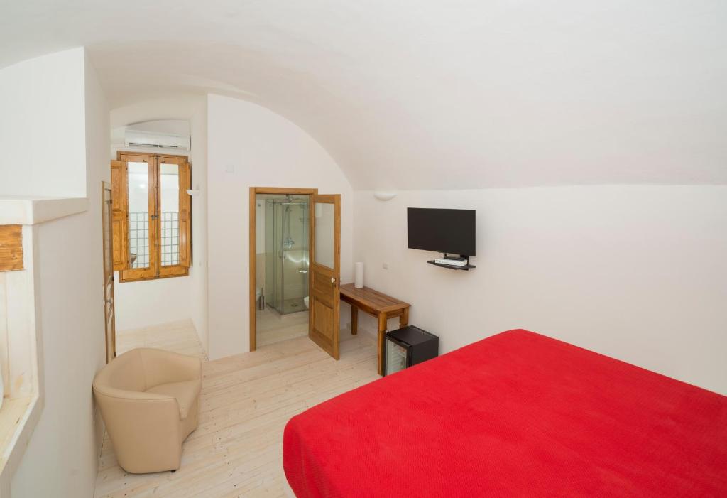 Televízia a/alebo spoločenská miestnosť v ubytovaní Relais Carlo V - Palazzo Storico