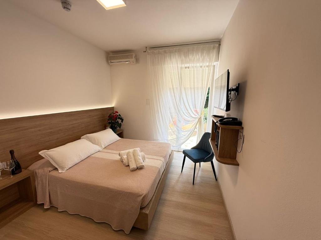 a hotel room with a bed and a window at Hotel Berna in Eraclea Mare