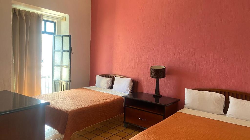 Postel nebo postele na pokoji v ubytování Hostal de los Reyes