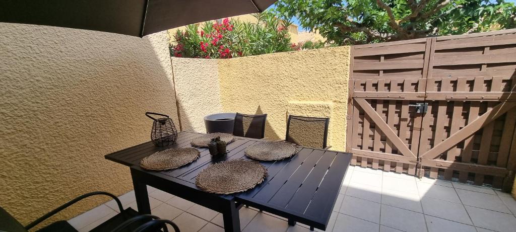 BORD DE MER, 5 min à pied de la plage, WIFI, TRES JOLI APPARTEMENT MAISONNETTE 4 COUCHAGES,