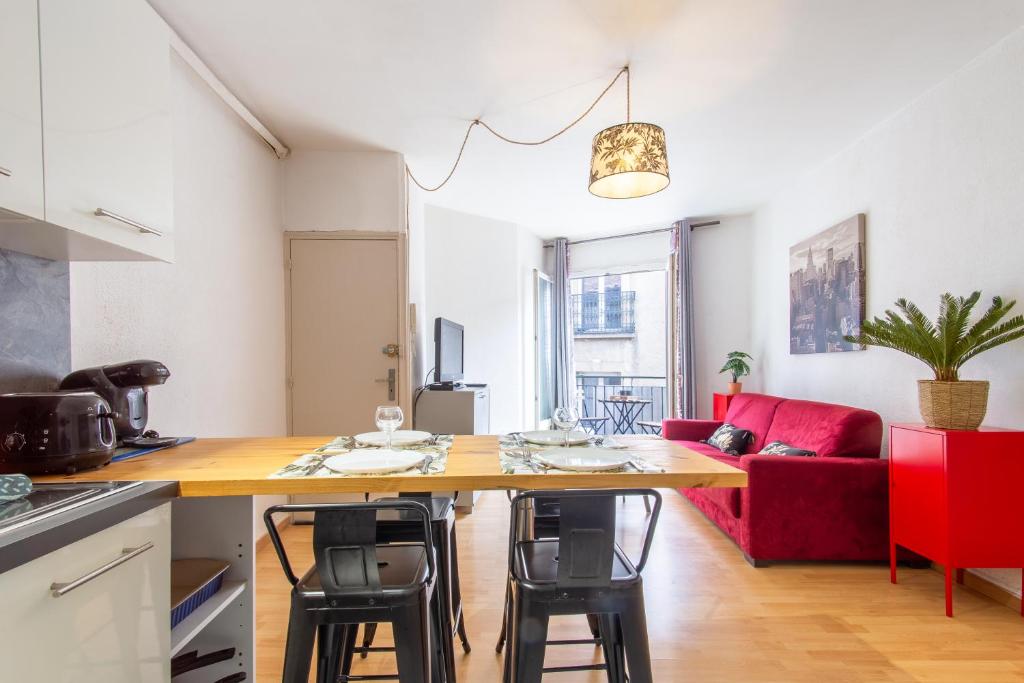 Il comprend une cuisine et un salon avec une table et un canapé rouge. dans l'établissement 