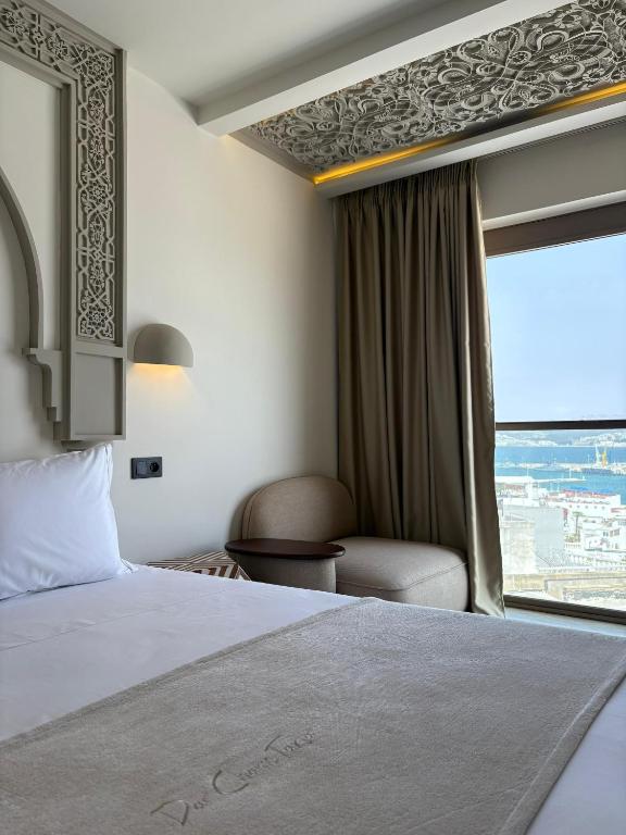 سرير أو أسرّة في غرفة في Dar Chams Tanja