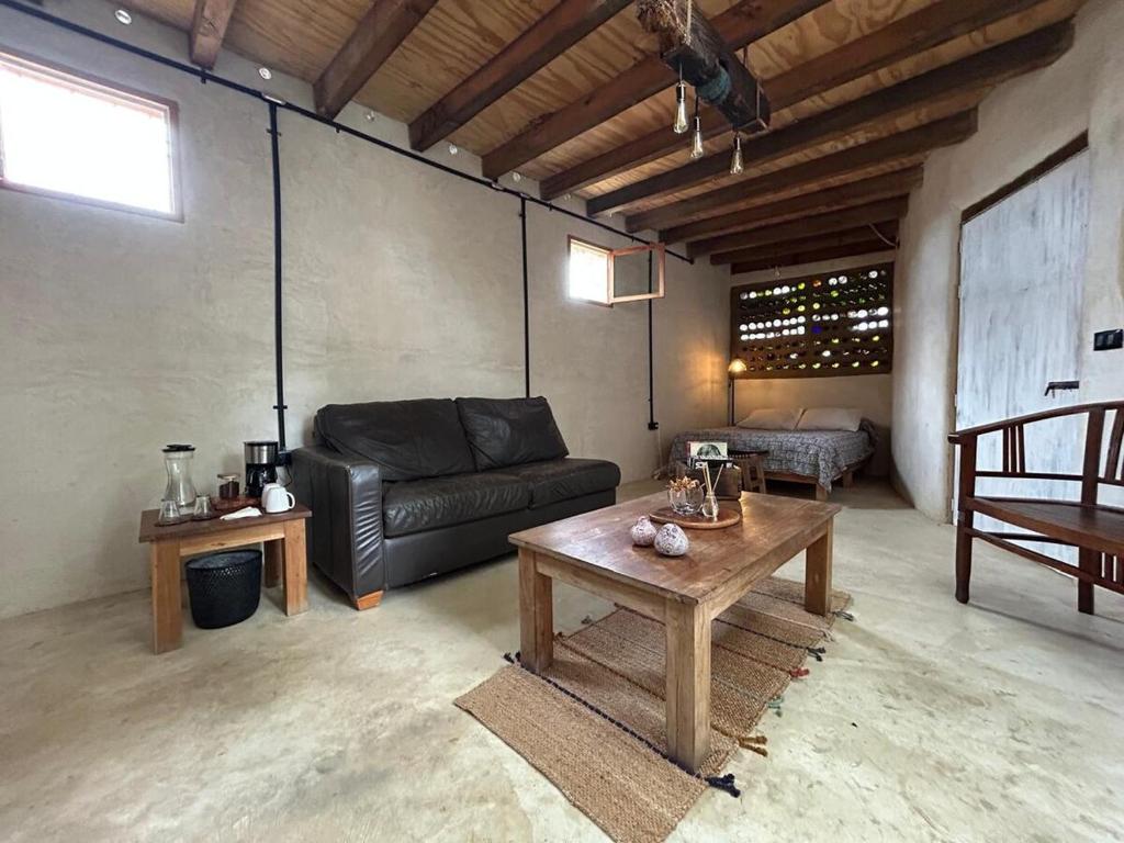 un salon avec un canapé et une table dans l'établissement Estudio San Felipe, à Oaxaca