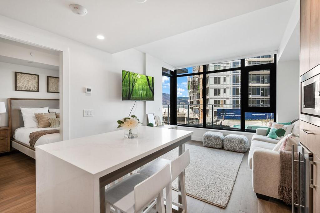 Posezení v ubytování AQUA Corner Unit w Balcony and Amazing View #614