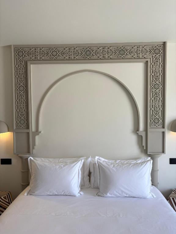 سرير أو أسرّة في غرفة في Dar Chams Tanja