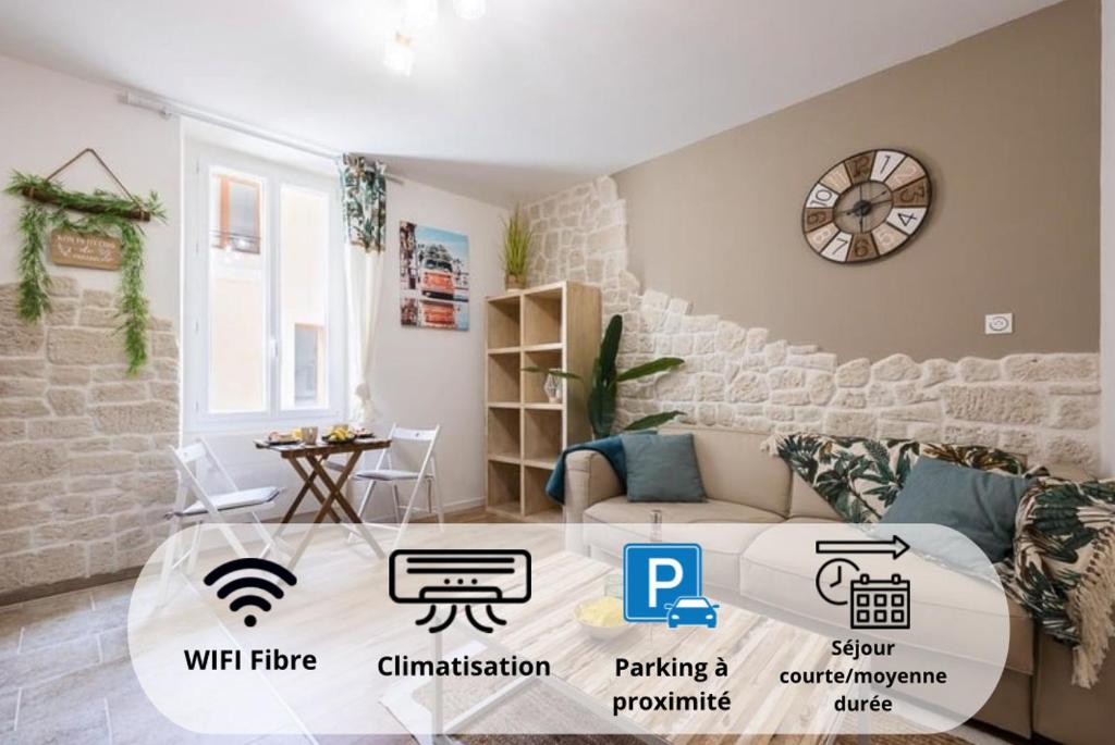 ein Wohnzimmer mit einer Couch und einer Uhr an der Wand in der Unterkunft Exotic Stones Hyper Centre Fontaine Moussue in Salon-de-Provence