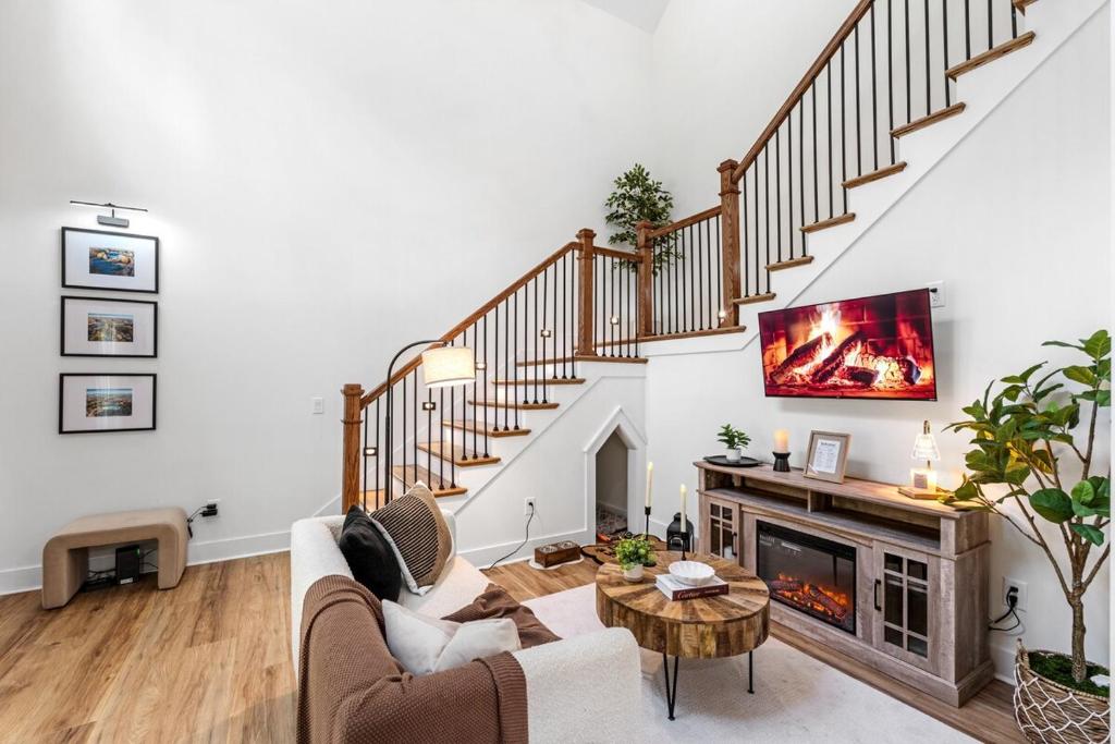 a living room with a couch and a fireplace at Cottage by Lake Hartwell Cocoa y Canoes in Westminster