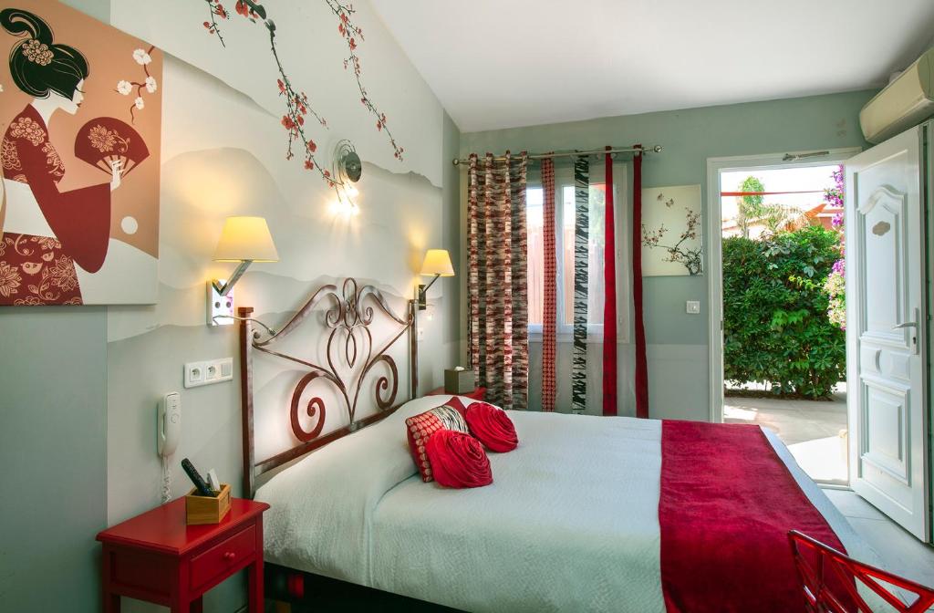 Postel nebo postele na pokoji v ubytování Hôtel et Appart Hôtel Les Flots Bleus