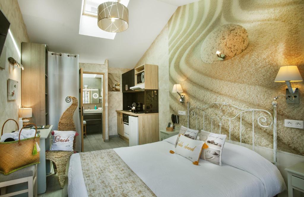 Postel nebo postele na pokoji v ubytování Hôtel et Appart Hôtel Les Flots Bleus
