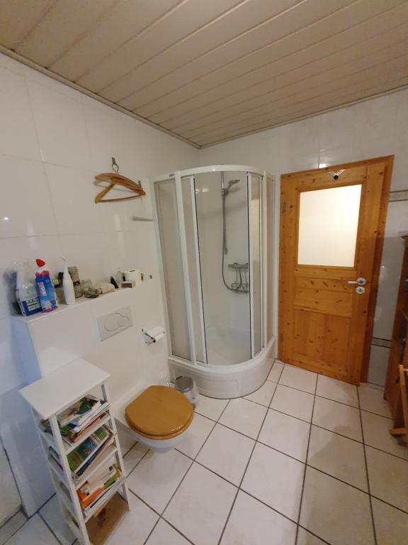 a bathroom with a shower and a toilet in it at Gemütliches, einfaches Gästezimmer in Oldenburg