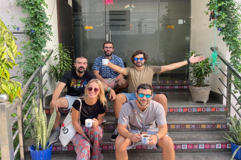 een groep mensen die op de trap zitten bij Sia Taj Hotel nearest Taj Mahal Agra in Agra