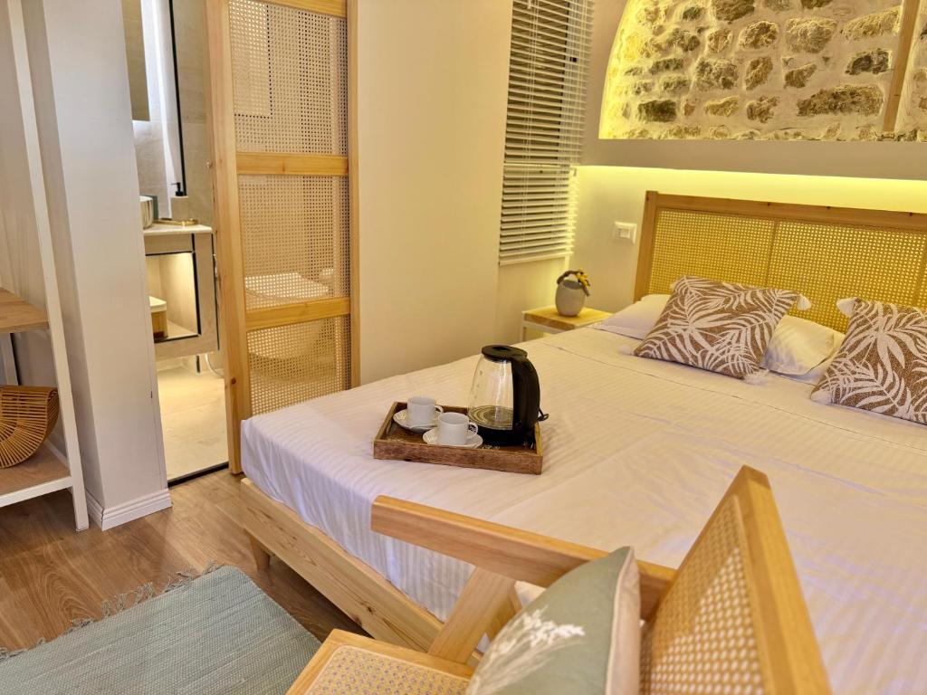 Postel nebo postele na pokoji v ubytování Old Town Suites Muradie
