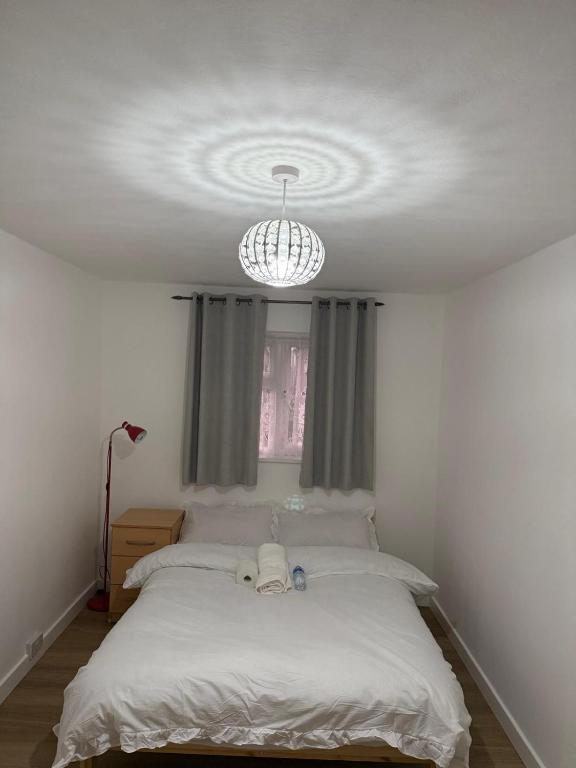 Postel nebo postele na pokoji v ubytování Modern double bed - Central Dartford