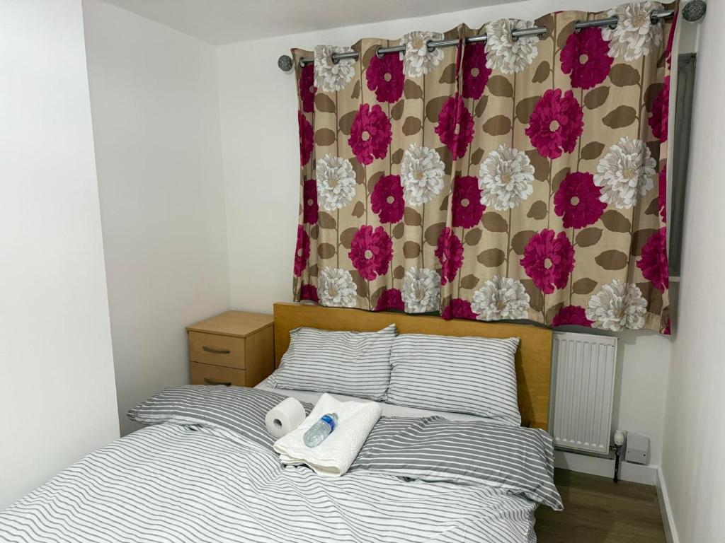 Postel nebo postele na pokoji v ubytování Modern double bed - Central Dartford