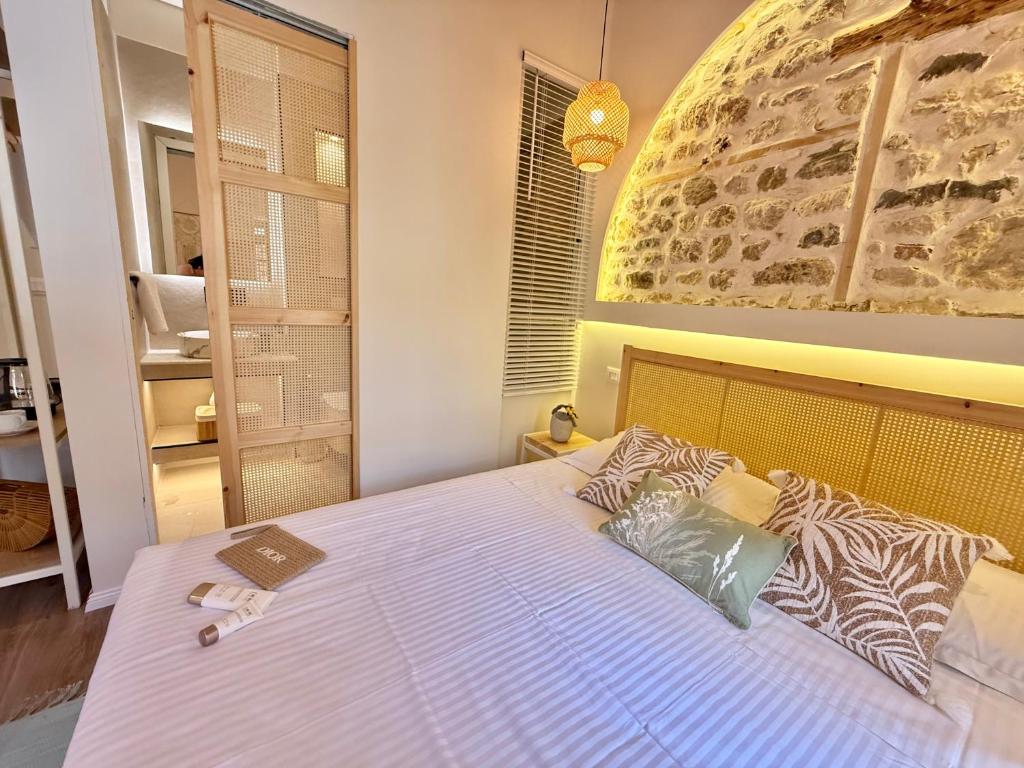 Postel nebo postele na pokoji v ubytování Old Town Suites Muradie