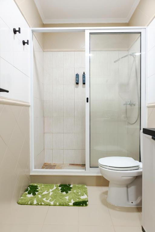 a bathroom with a shower and a toilet at Casa Borda da Rocha in Nordeste