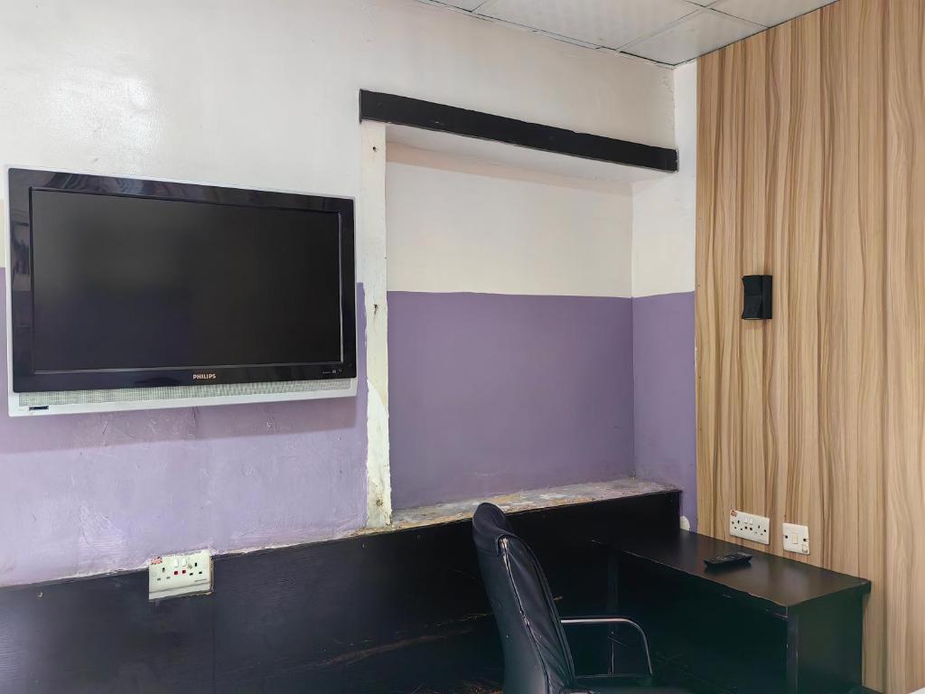 TV in/ali zabaviščno središče v nastanitvi Ivy Hotel Awolowo