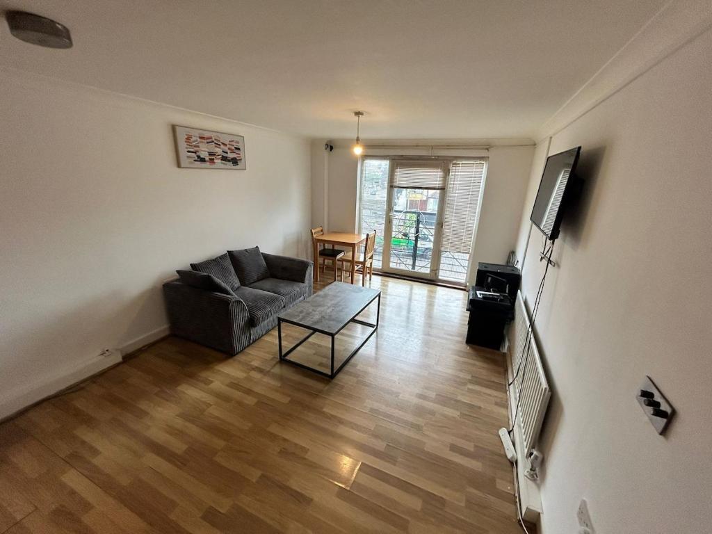 TV a/nebo společenská místnost v ubytování Tranquil 2BR in Croydon Thornton