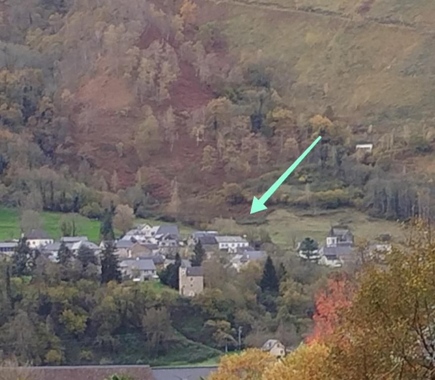 une vue aérienne sur une maison avec une flèche verte dans l'établissement Au Gré des Saisons - 3 chambres, à Gère-Belesten
