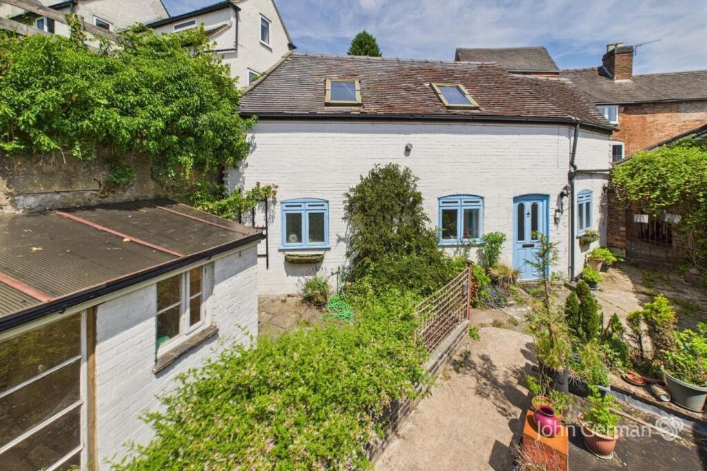 eine Luftansicht eines weißen Hauses in der Unterkunft Lorash Cottage, Ashbourne in Ashbourne