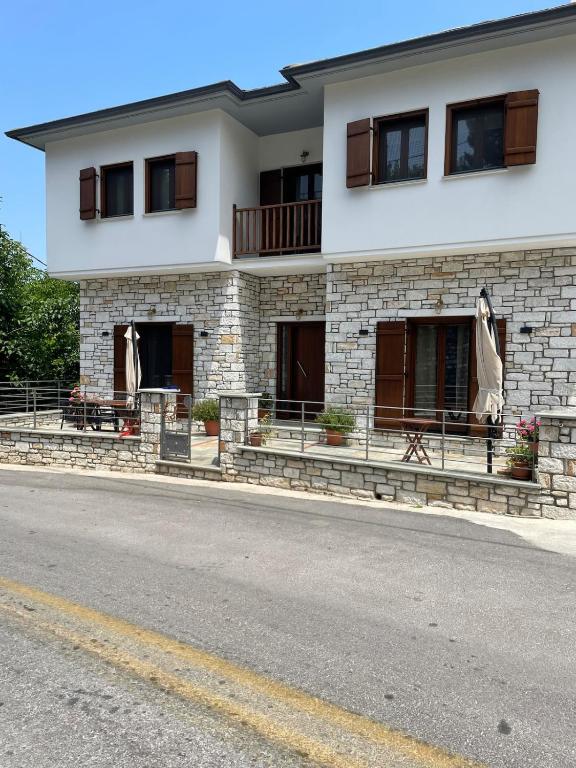 ザゴラにあるPelion Bloomの道路脇の建物
