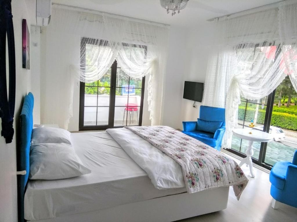 سرير أو أسرّة في غرفة في Sahra Butik Hotel