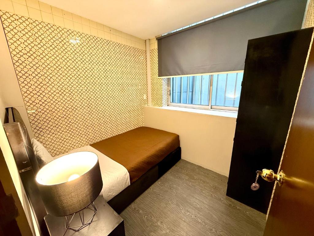 Roomies Suites - Zona Rosa - Single Room With Shared Bathroom