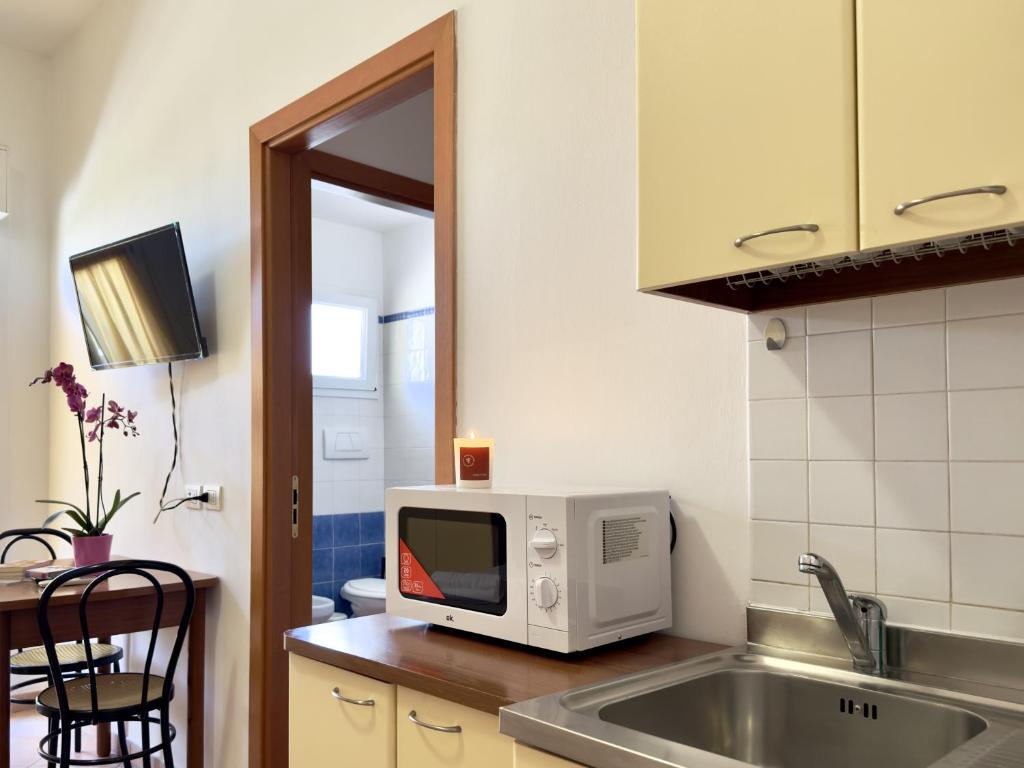 a microwave sitting on top of a kitchen counter at Residence Carioca in Rimini