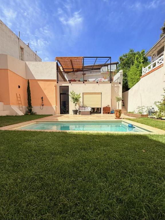 Bazén v ubytovaní La corniche familiale - magnifique maison avec jardin et piscine à deux pas de la plage alebo v jeho blízkosti