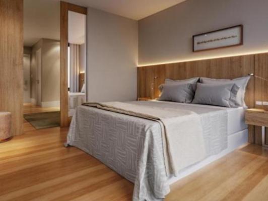 una camera da letto con un grande letto bianco in una stanza di Golden Tulip Canela a Canela