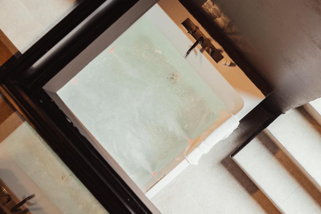 una ventana de vidrio en una habitación en Cattedrale Suite, en Palermo