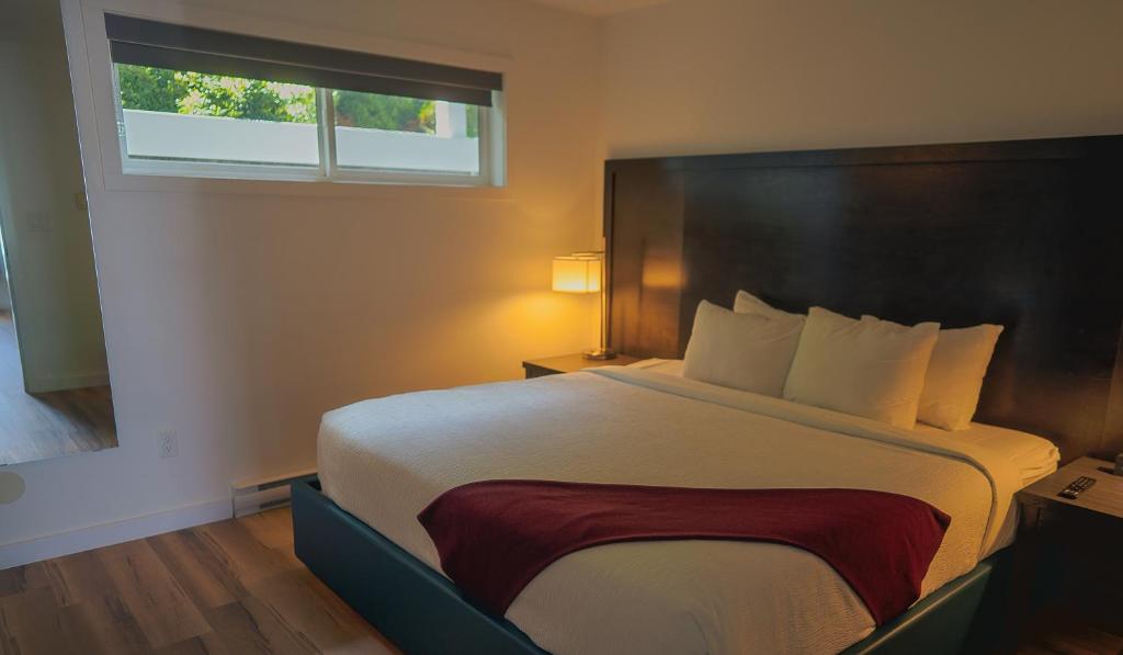 Postel nebo postele na pokoji v ubytování Tofino Resort + Marina