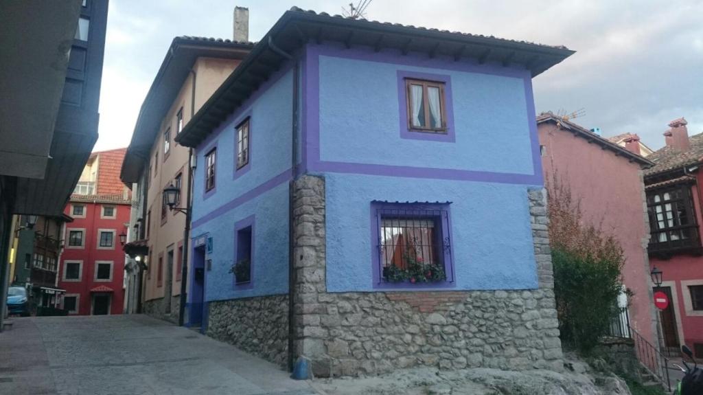 una casa azul y blanca en una calle en La Casina de Llanes, en Llanes