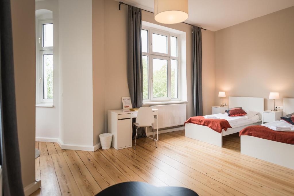 Postel nebo postele na pokoji v ubytování Johanniterhaus Wittenberg
