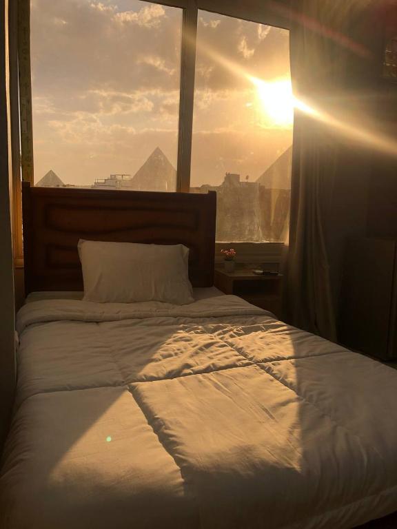 Postel nebo postele na pokoji v ubytování Sky pyramids iNN