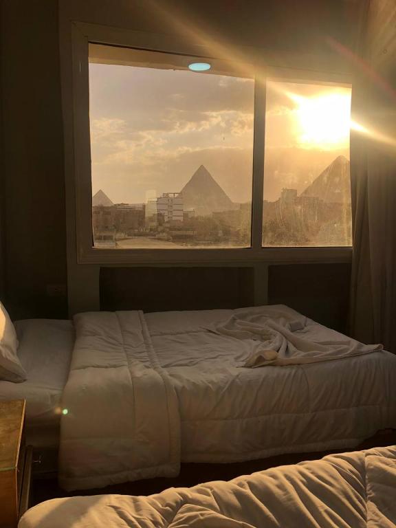 Postel nebo postele na pokoji v ubytování Sky pyramids iNN