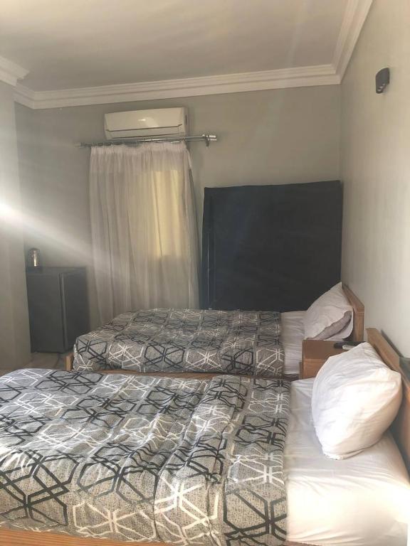 Postel nebo postele na pokoji v ubytování Sky pyramids iNN