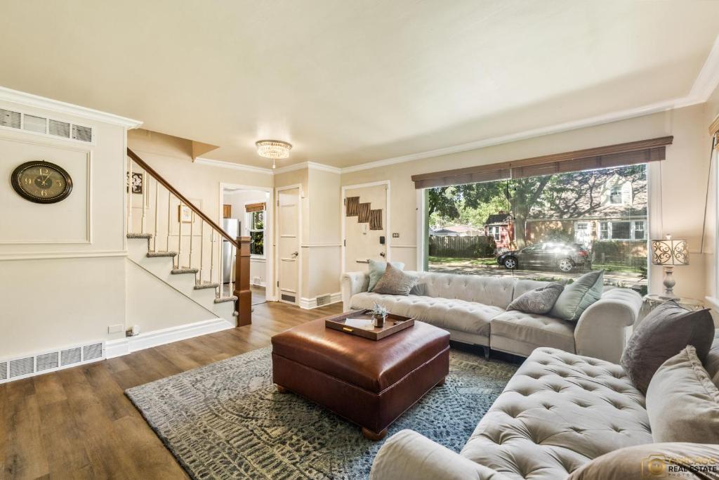 Χώρος καθιστικού στο Cozy Evanston Villa with cinema and massage sofa