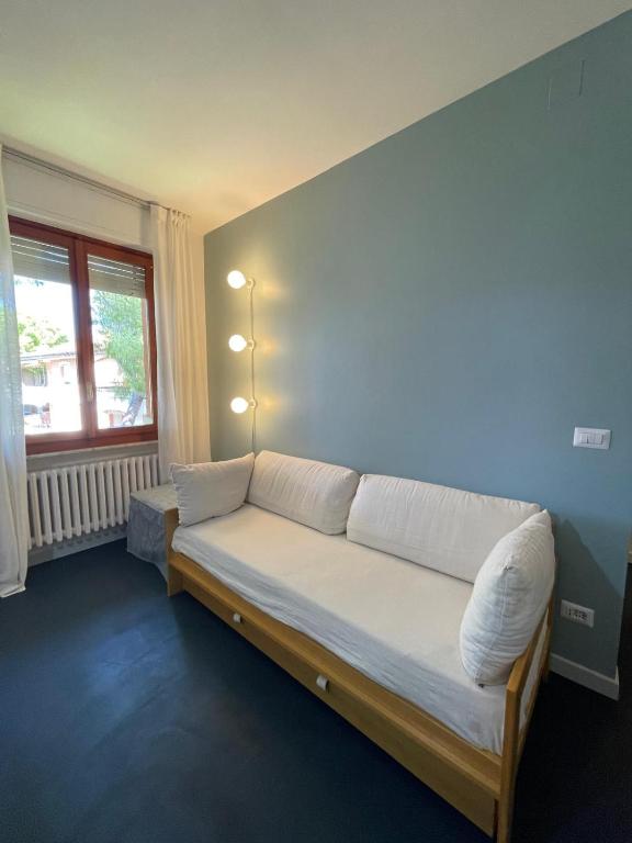 a large bed in a room with a window at Casa vacanze Montaldo in Bordighera
