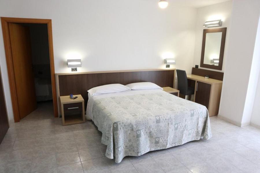 Postel nebo postele na pokoji v ubytování Hotel Astor