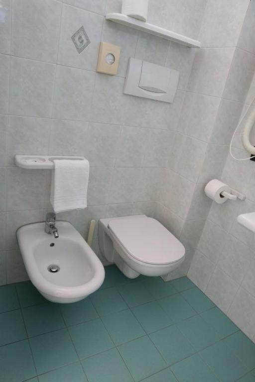 Koupelna v ubytování Hotel Astor