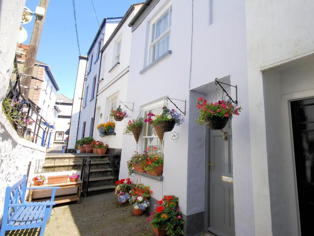 un edificio blanco con macetas al costado. en 2 bed property in Appledore DOLPH, en Appledore