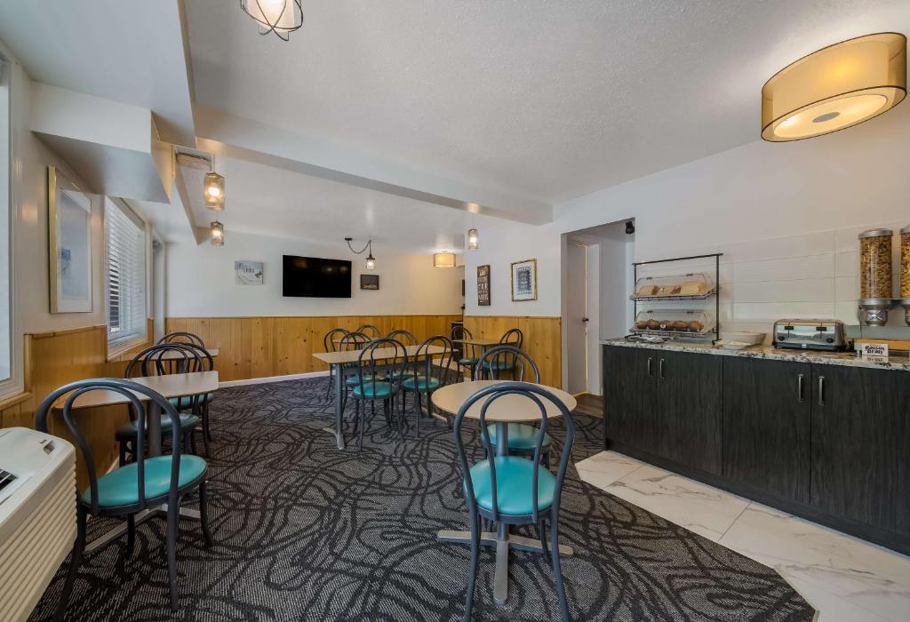 Kuchyň nebo kuchyňský kout v ubytování SureStay Hotel by Best Western Rossland Red Mountain