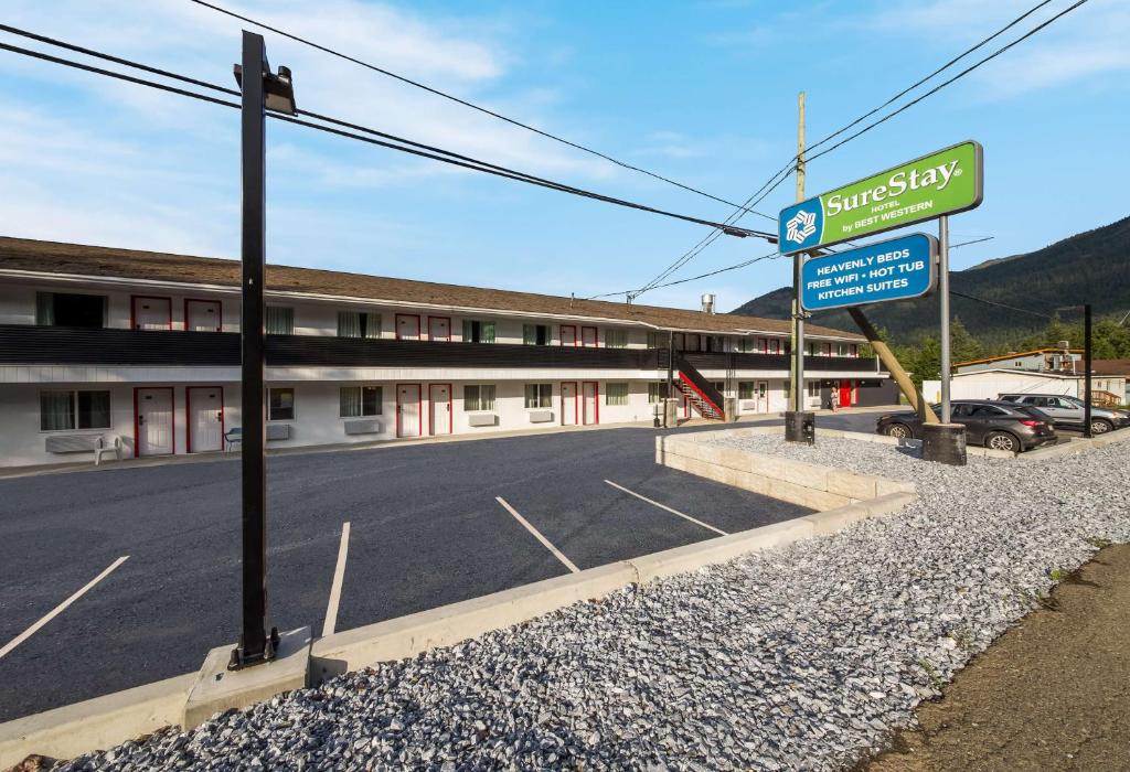 Nespecifikovaný výhled na hory nebo výhled na hory při pohledu z motelu