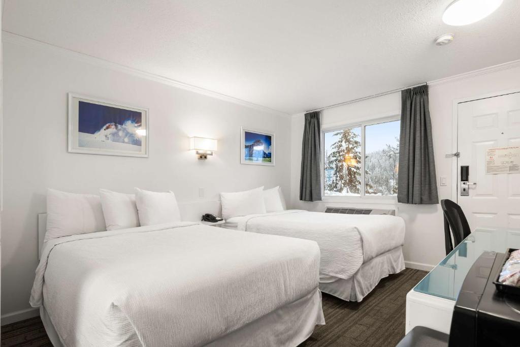 Postel nebo postele na pokoji v ubytování SureStay Hotel by Best Western Rossland Red Mountain