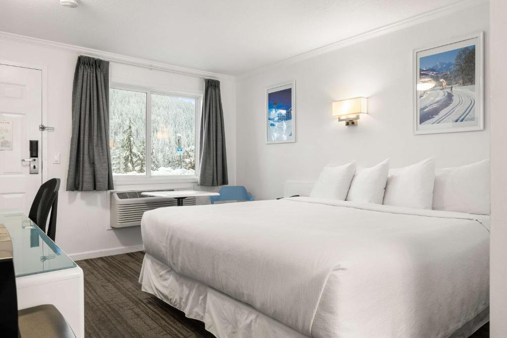 Postel nebo postele na pokoji v ubytování SureStay Hotel by Best Western Rossland Red Mountain